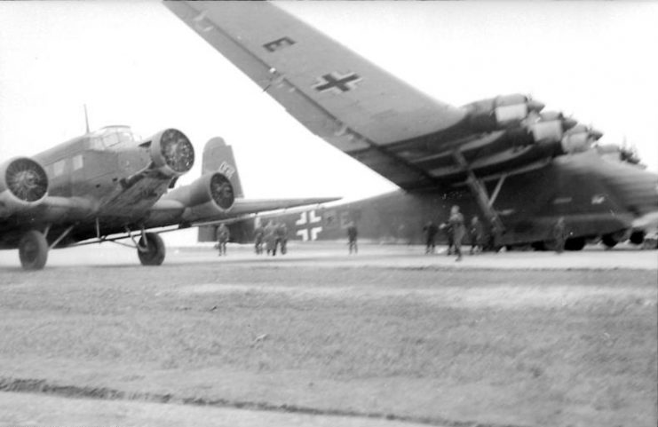 Ju 53 und Me 323 Gigant. Photo: Bundesarchiv, Bild 101I-668-7197-11 / Sierstoopff (pp) / CC-BY-SA 3.0