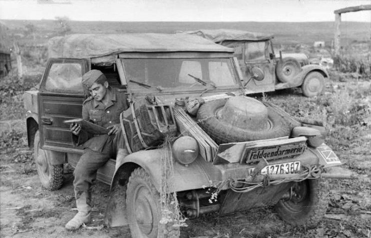 The Kübelwagen on the Eastern Front in 1943.Photo Bundesarchiv, Bild 101I-022-2926-07 Wolff Altvater CC-BY-SA 3.0