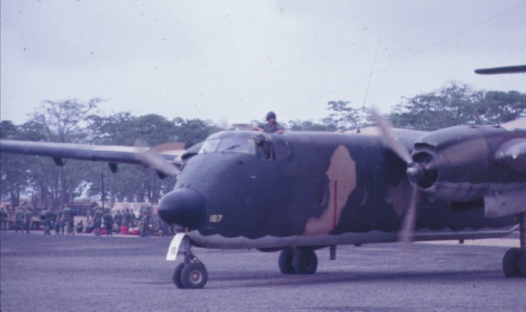 CV2 or C7A Caribou taxiing at An Khe Airfield, April 13, 1967. Pilot in the right seat is an AF LTC getting checked out by ARMY WO1 IP – Photo by John Keller CC BY 2.0