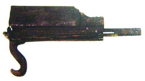 The earliest extant repeating crossbow, a double-shot repeating crossbow excavated from a tomb of the State of Chu, 4th century BC. Photo: Wandalstouring CC BY 1.0