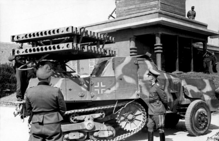 Becker stands by during presentation of one of his Vielfachwerfers, mounted on an armoured French SOMUA MCG.Photo: Bundesarchiv, Bild 101I-300-1863-30 / Speck / CC-BY-SA 3.0