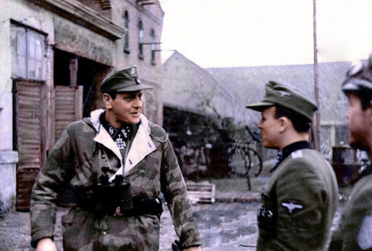 (Knight’s Cross bearer) SS-Obersturmbannführer Skorzeny, who helped Mussolini escape, during a briefing with SS leaders of an SS paratrooper unit.