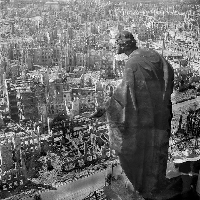 Dresden, 1945, view from the city hall (Rathaus) over the destroyed city.Photo: Deutsche Fotothek. CC BY-SA 3.0