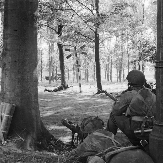 Men of HQ Troop of 1st Airlanding Brigade Reconnaissance Squadron at Wolfheze on the outskirts of Arnhem, 18 September 1944. The man on the left is manning a PIAT.