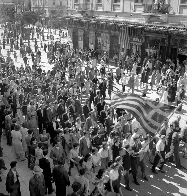 The people of Athens celebrate the liberation from the Axis powers, October 1944.Photo: Υπουργείο Εξωτερικών CC BY-SA 2.0