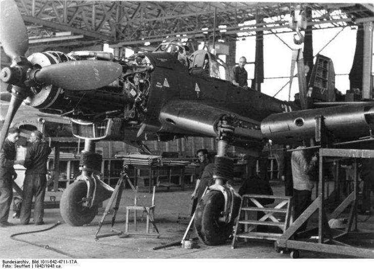Ju 87D during wing installation.Photo: Bundesarchiv, Bild 101I642471117A/Seuffert/CC-BY-SA 3.0