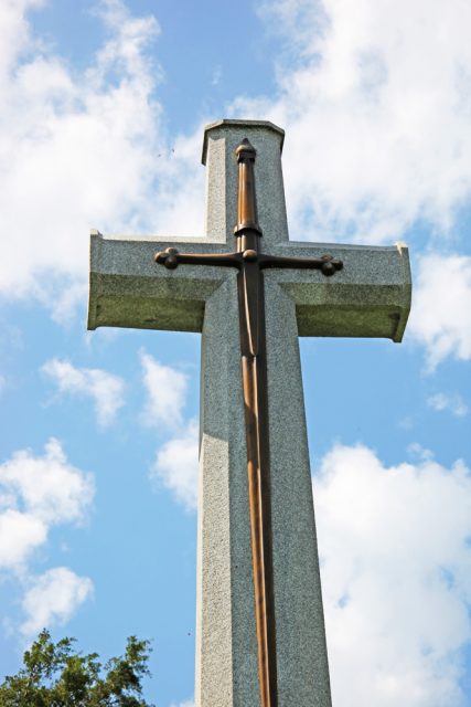 Canadian Cross of Sacrifice in Section 46 of Arlington National Cemetery.In 1925, MacKenzie King, PM of Canada, proposed that Canada donate memorial to the cemetery to honor the large number of Americans who died while in the service of the Canadian Armed Forces during WWI. Photo: Tim1965 CC BY-SA 3.0