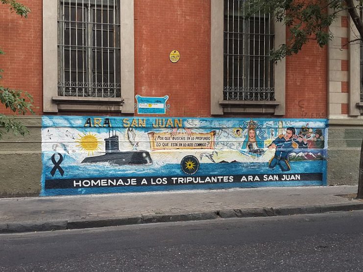 This is a mural in honor of the submarine Ara San Juan. It is located in the city of Rosario on Spain Street, Argentina.Photo: César Pérez CC BY-SA 4.0