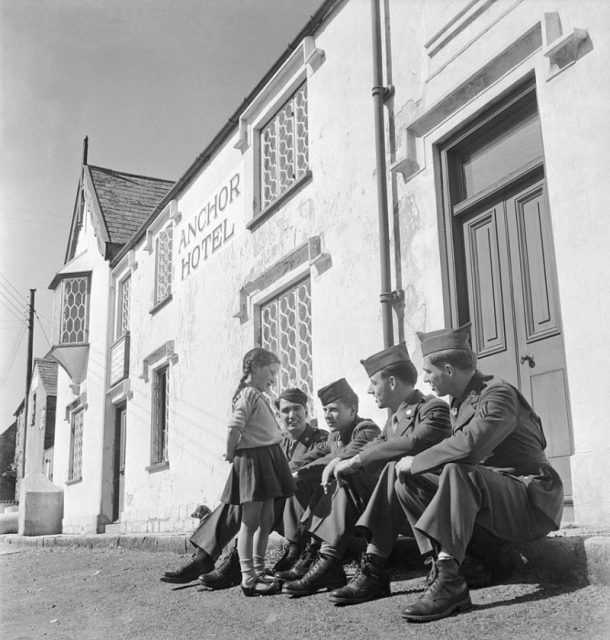 American soldiers chat to a local girl, UK, 1944.