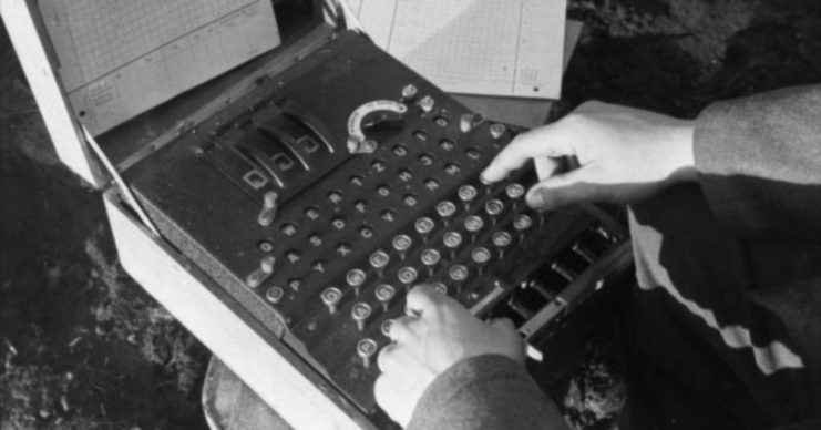 Enigma in use, 1943. Bundesarchiv, Bild 101I-241-2173-09 / Grupp / CC-BY-SA 3.0