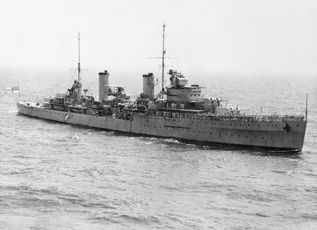 HMAS Sydney under way in 1940