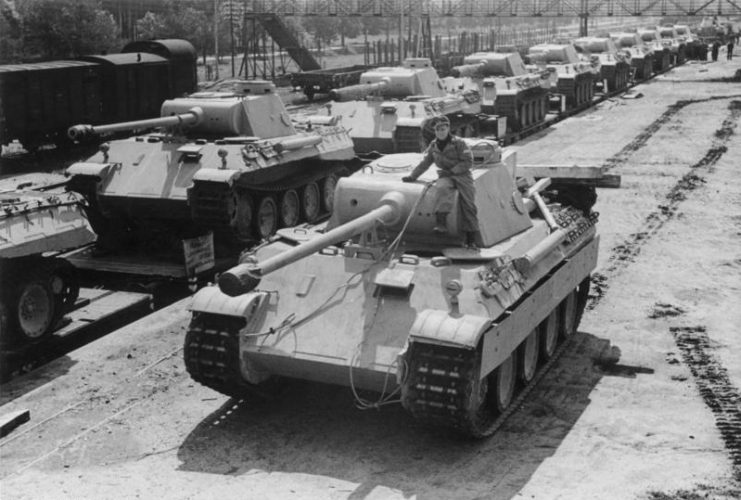 Panther tanks are loaded for transport to frontline units, 1943 Bundesarchiv, Bild 183-H26258 CC-BY-SA 3.0