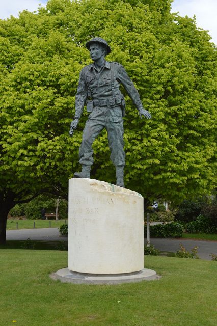 Charles Upham statue in Amberley. Photo by Mattinbgn CC BY 3.0
