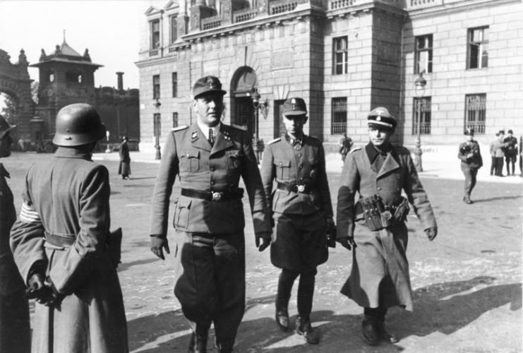 Otto Skorzeny (left) and the former Brandenburger Adrian von Fölkersam (middle) now with Skorzeny’s SS-Jagdverbände in Budapest after Operation Panzerfaust, 16 October 1944.            Photo: Bundesarchiv, Bild 101I-680-8283A-30A / Faupel / CC-BY-SA 3.0