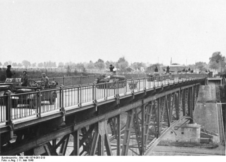 Units pass the Albert Canal Bridge,05/11/1940.Photo: Bundesarchiv, Bild 146-1974-061-019 / CC-BY-SA 3.0