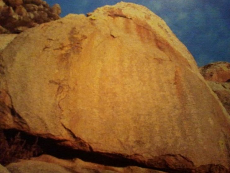 Jurchen inscription (1196) in Mongolia relating to Genghis Khan’s alliance with the Jin against the Tatars. Photo by Yastanovog – CC BY-SA 3.0