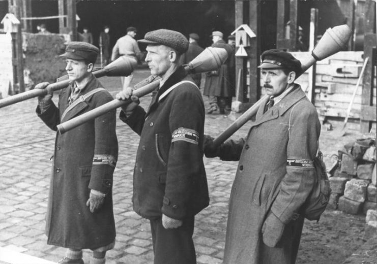 Volkssturm soldiers with Panzerfäuste in Berlin, March 1945.Photo: Bundesarchiv, Bild 183-J31320 / CC-BY-SA 3.0
