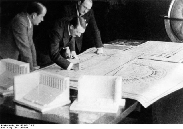 Bundesarchiv_Bild_146-1971-016-31_Albert_Speer_Adolf_Hitler_Architekt_Ruff