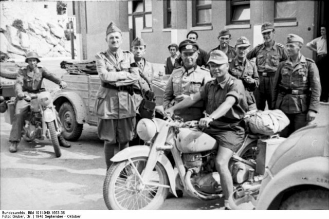 Jugoslawien, Split, Soldat mit Motorrad
