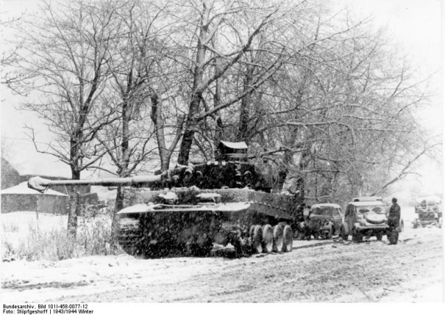 Russland, Panzer VI (Tiger I) mit Kettenschaden