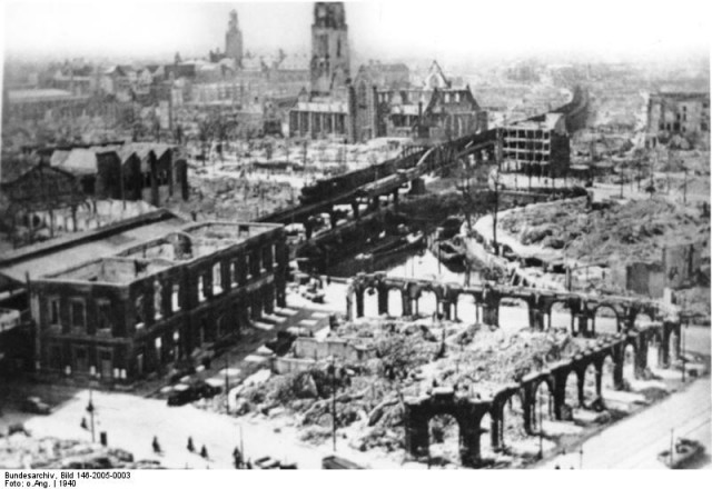 A view of the destruction of the center of Rotterdam.