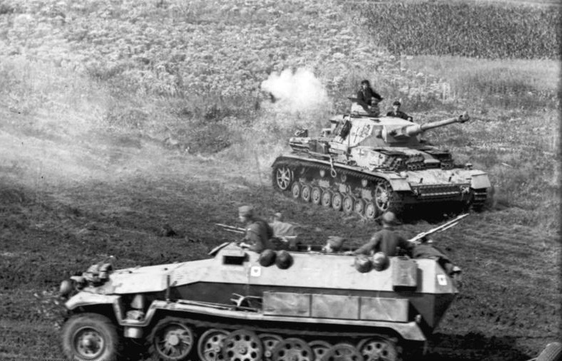 Russland, Panzer IV und Sch¸tzenpanzer in Fahrt