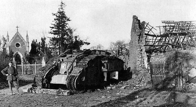Westfront, bei Cambrai erbeuteter Panzer