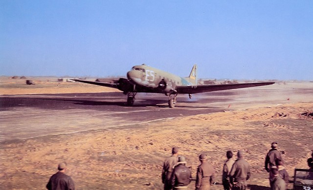 32d_Troop_Carrier_Squadron_Douglas_C-47A-15-DK_Skytrain_42-92862_1945