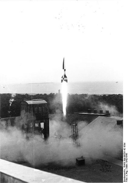422px-Bundesarchiv_RH8II_Bild-B0791-42_BSM,_Peenemünde,_Raketenstart