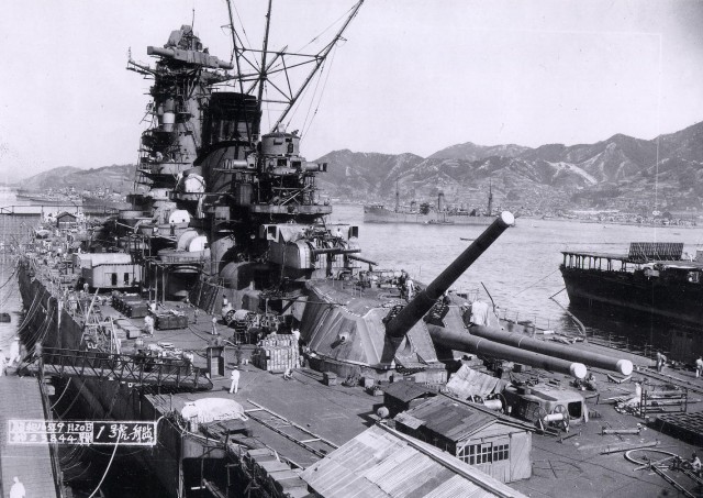 Yamato_battleship_under_construction