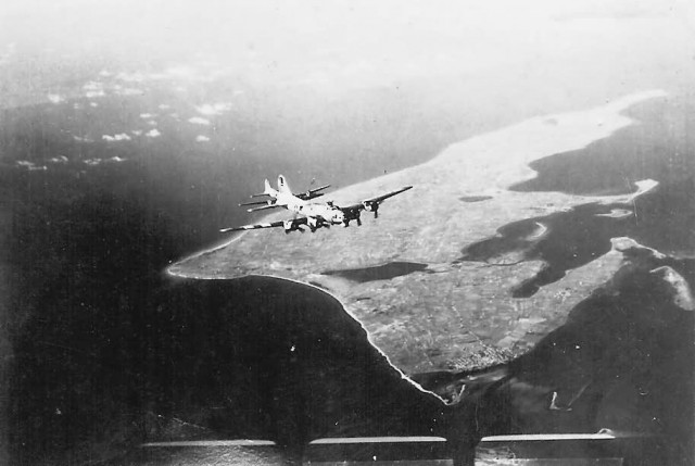 452nd_Bomb_Group_B-17_Bombers_Heading_To_Swinemunde_1945