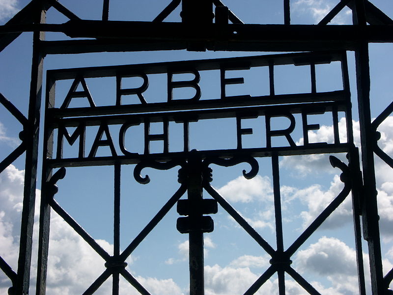 800px-Arbeit_Macht_Frei_Dachau_8235