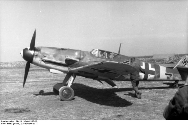 Jagdflugzeug Messerschmitt Me 109 auf Feldflugplatz