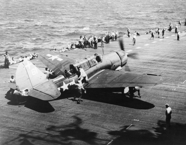 SB2C-3_of_VB-18_on_USS_Intrepid_(CV-11)_during_Battle_of_Leyte_Gulf_1944