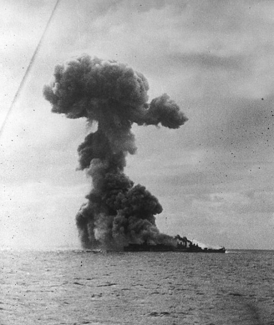USS_Princeton_(CVL-23)_1944_10_24_1523explosion