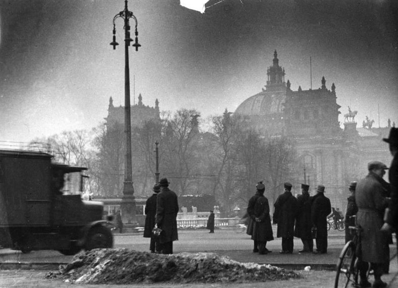 Bundesarchiv_Bild_146-1977-148-19A,_Berlin,_Reichstagsbrand