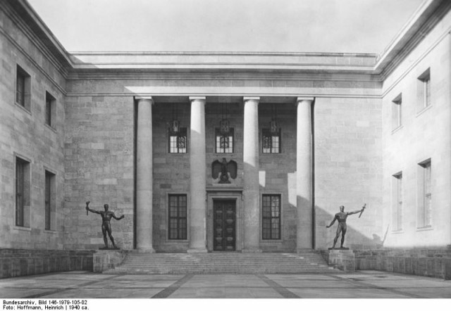 Neue Reichskanzlei in Berlin Architekt Prof. Albert Speer Eingang vom Ehrenhof mit Freitreppe