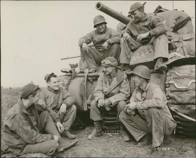 Ernie_Pyle_at_Anzio_with_the_191st_Tank_Battalion,_US_Army