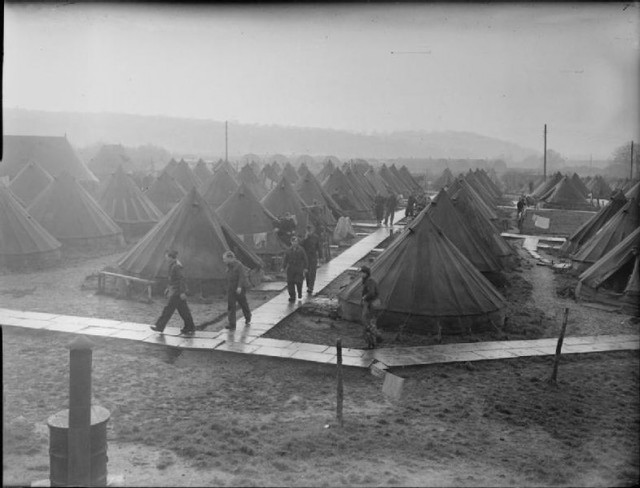 German_Prisoners_of_War_in_Britain-_Everyday_Life_at_a_German_POW_Camp,_UK,_1945_D26737