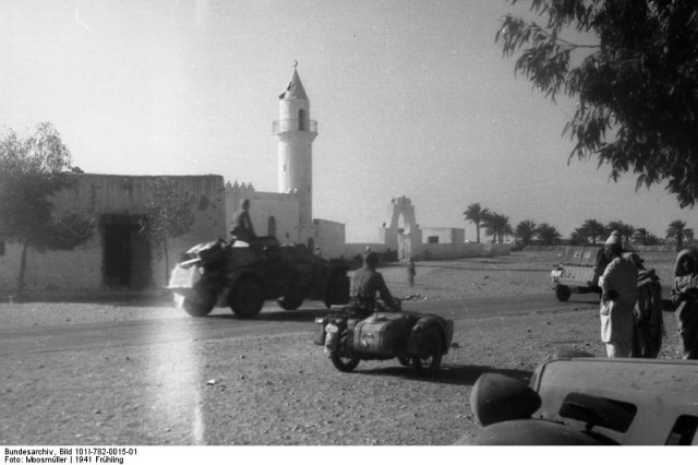 Nordafrika, motorisierte Truppen in Ortschaft