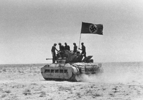 Bei den Soldaten des Deutschen Afrika-Korps Ein erbeuteter englischer Tank, von Truppen des deutschen Afrikakorps wieder flottgemacht, rollt mit wehender Fahne ¸ber eine W¸stenstrasse im Kampfgebiet von Tobruk.