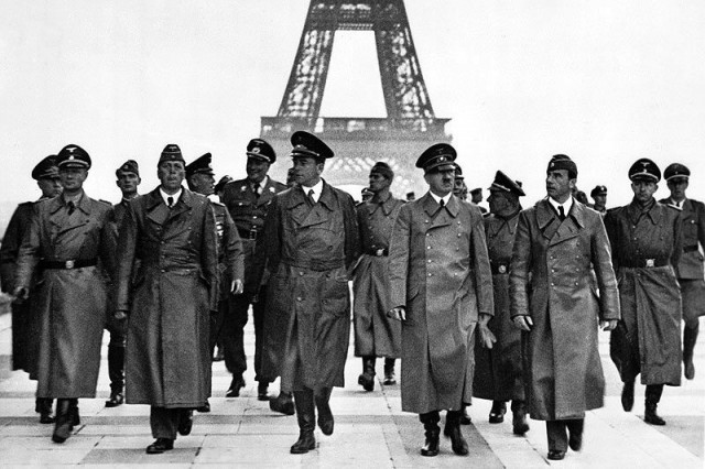Hitler visits the Eiffeltower (Bundesarchiv)