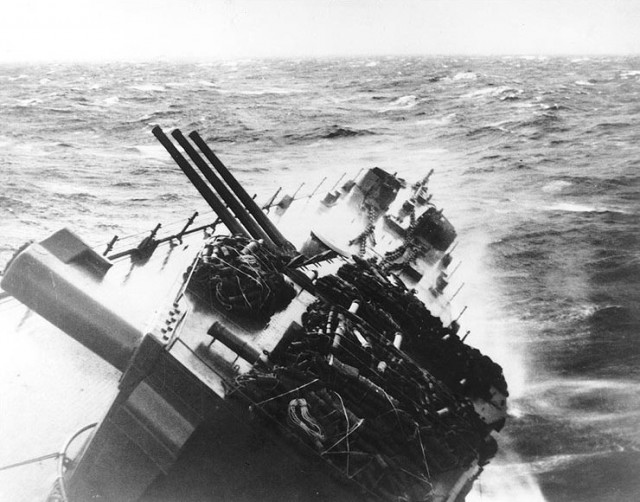 USS_Santa_Fe_(CL-60)_during_Typhoon_Cobra,_December_1944
