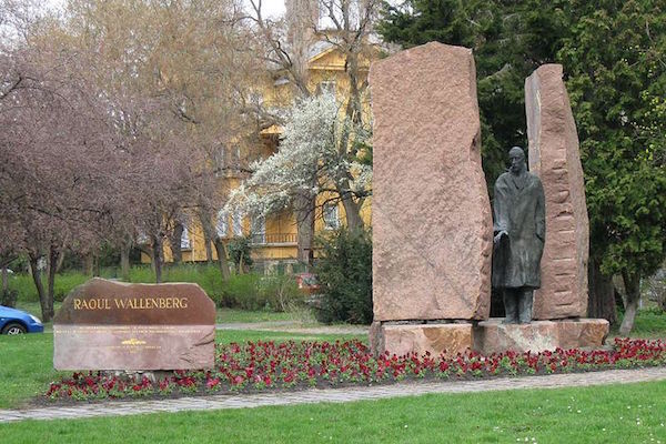 Raoul-Wallenberg-Monument-Budapest-600x400
