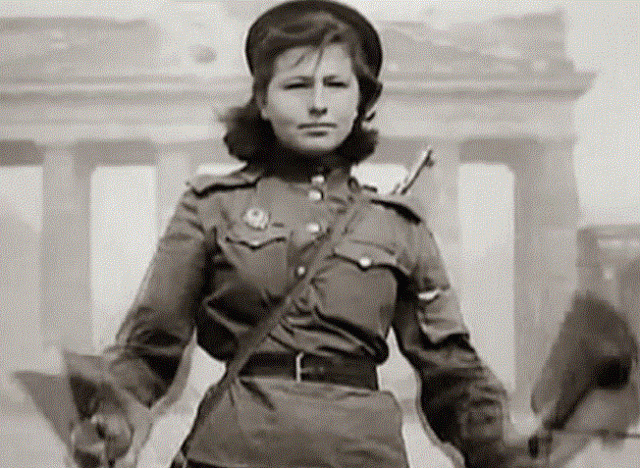 Maria_Limanskaya-Anna_Pavlova_directing_traffic_at_the_Brandenburg_Gate,_1945