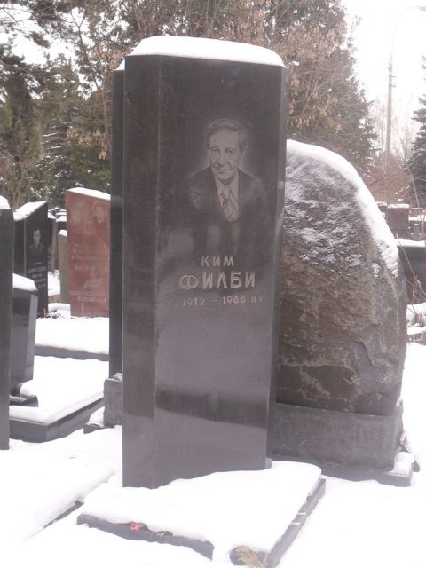 Memorial in Kuntsevo Cemetery, Moscow. By Stauffenberg – CC BY 3.0