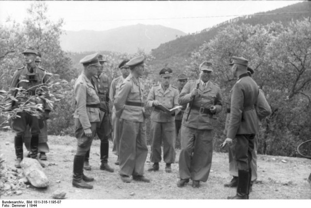 Kesselring (2nd from the right) inspecting troops in Italy, 1944 (Bundesarchiv)
