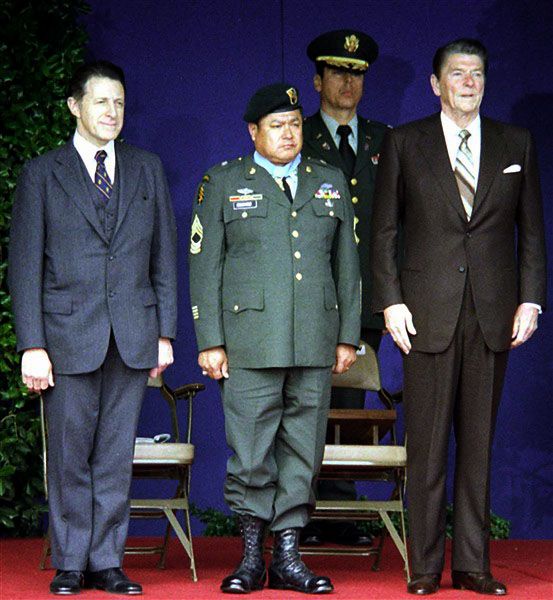  Benavidez finally receiving the Medal of Honor from President Ronald Reagan and US Secretary of Defense, Caspar Weinberger