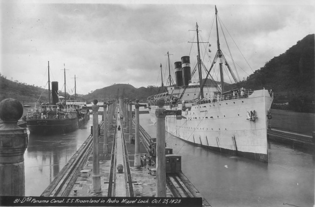 SS_Kroonland_in_Panama_Canal,_1923