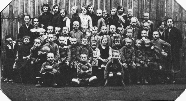 Dr. Korczak with the children and staff of Nasz Dom in 1920